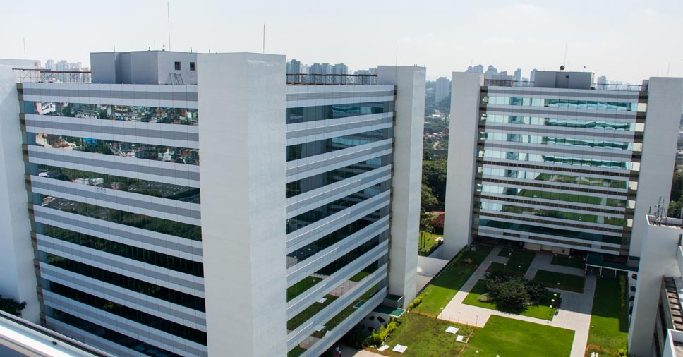 Edifício com fachada de ACM
