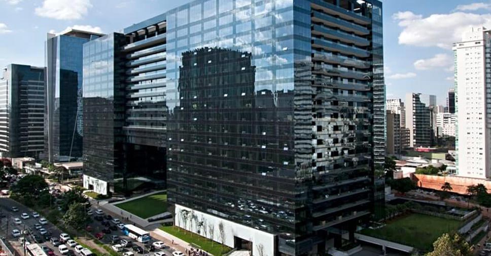 prédio com fachada em vidro laminado