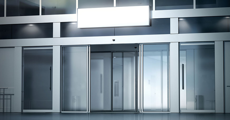 Na imagem vemos uma fachada em alumínio bem elegante e bonita