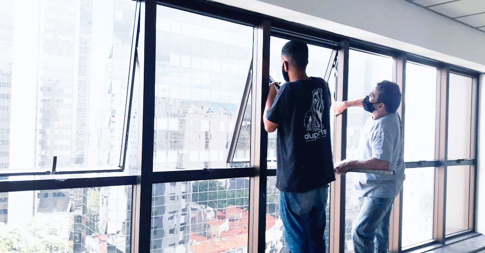 Profissionais da Aluparts trabalhando para recuperar as esquadrias de alumínio