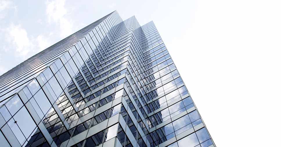 exemplo de como escolher esquadrias com a fachada de prédio espelhado