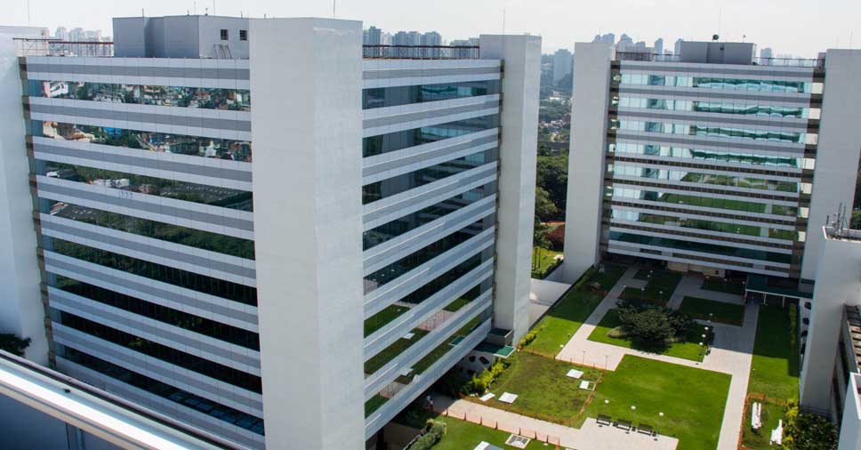 revestimento de fachada em ACM é muito usado em prédios no Brasil